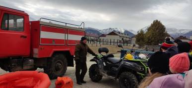 Дети побывали в роли огнеборцев